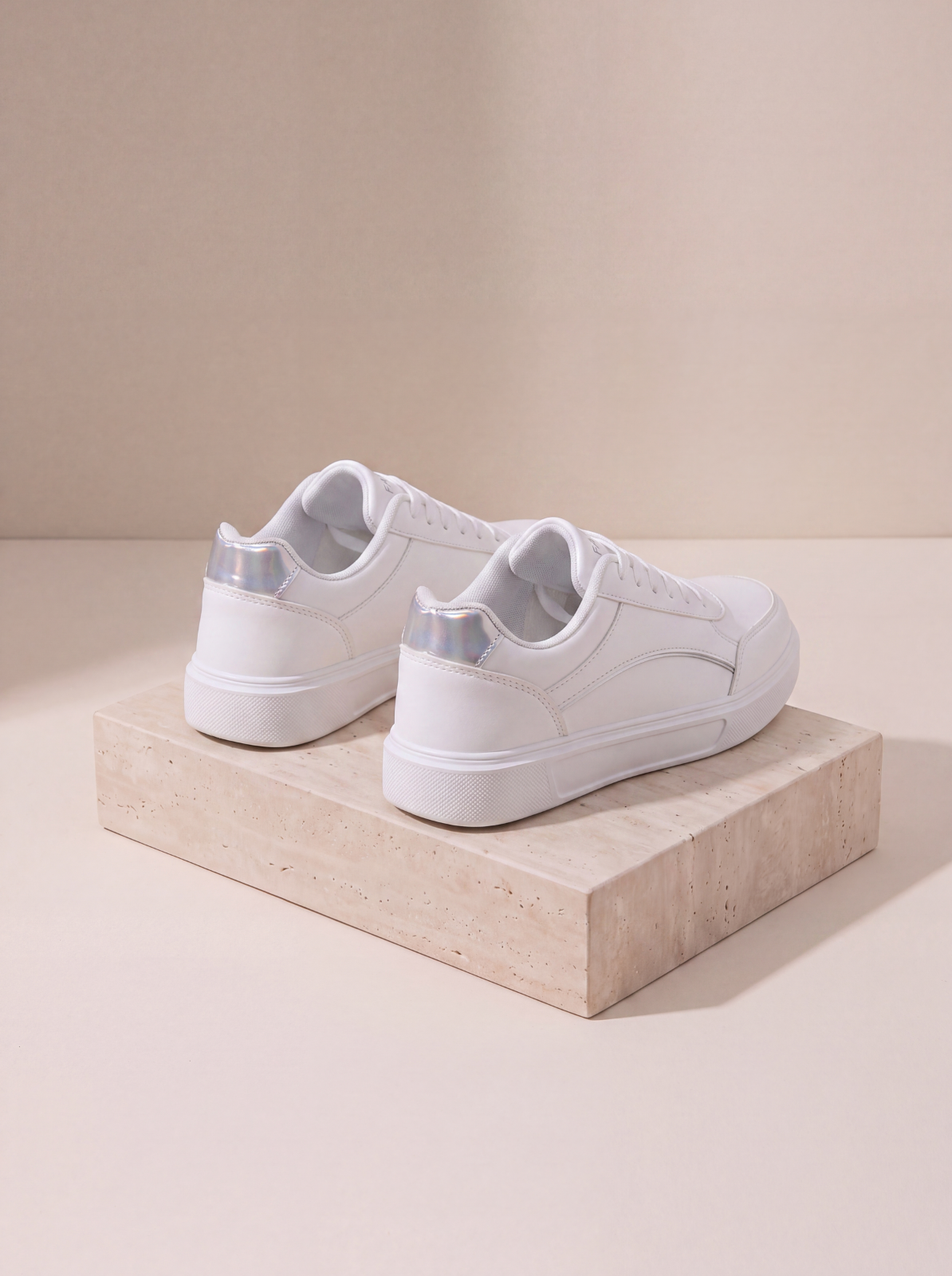 Women's casual sneakers