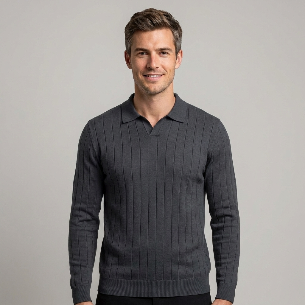 Classic polo collar on knitted men's shirt