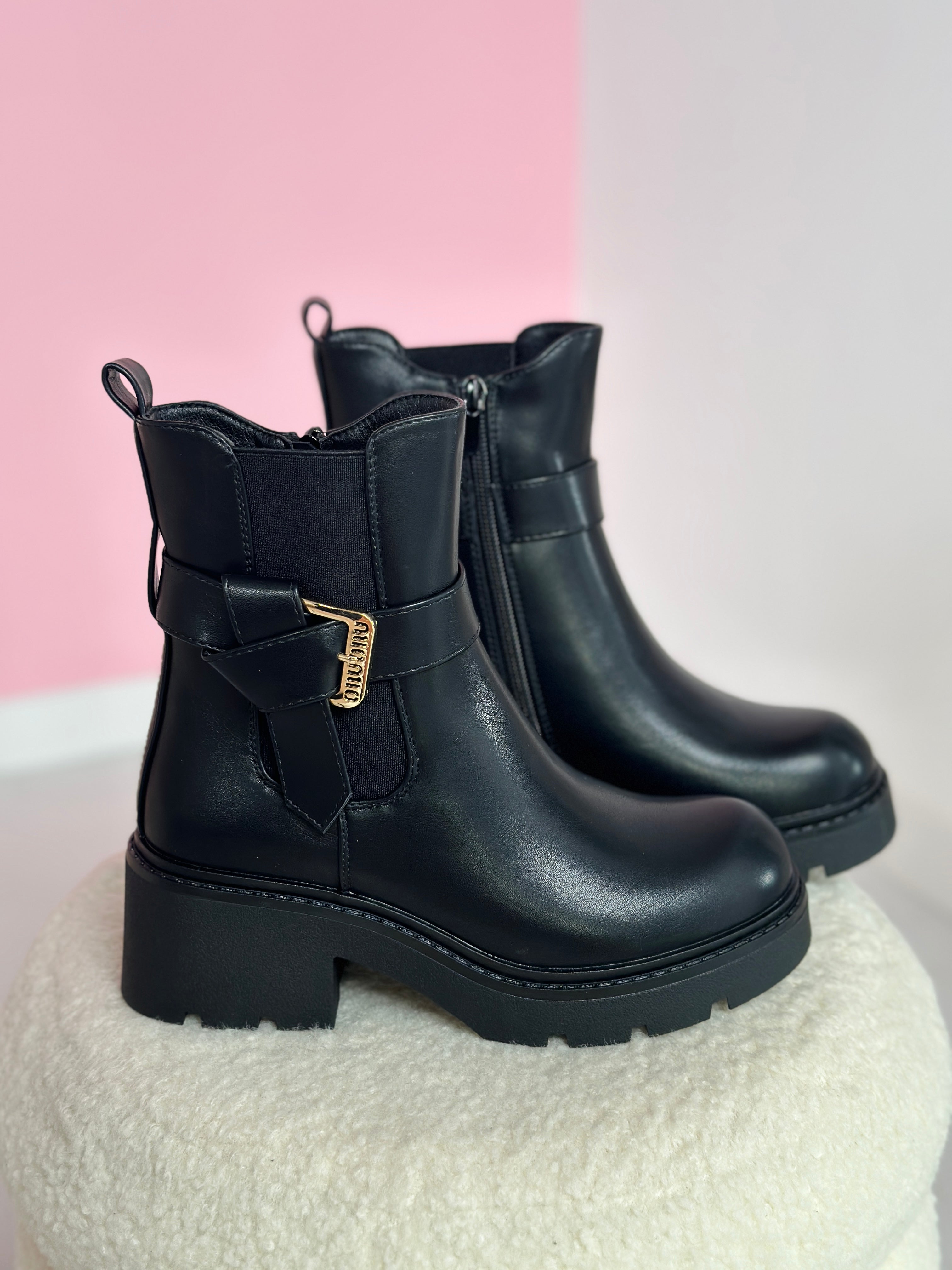 Faux leather Chelsea boots with chunky heel for casual and dressy occasions