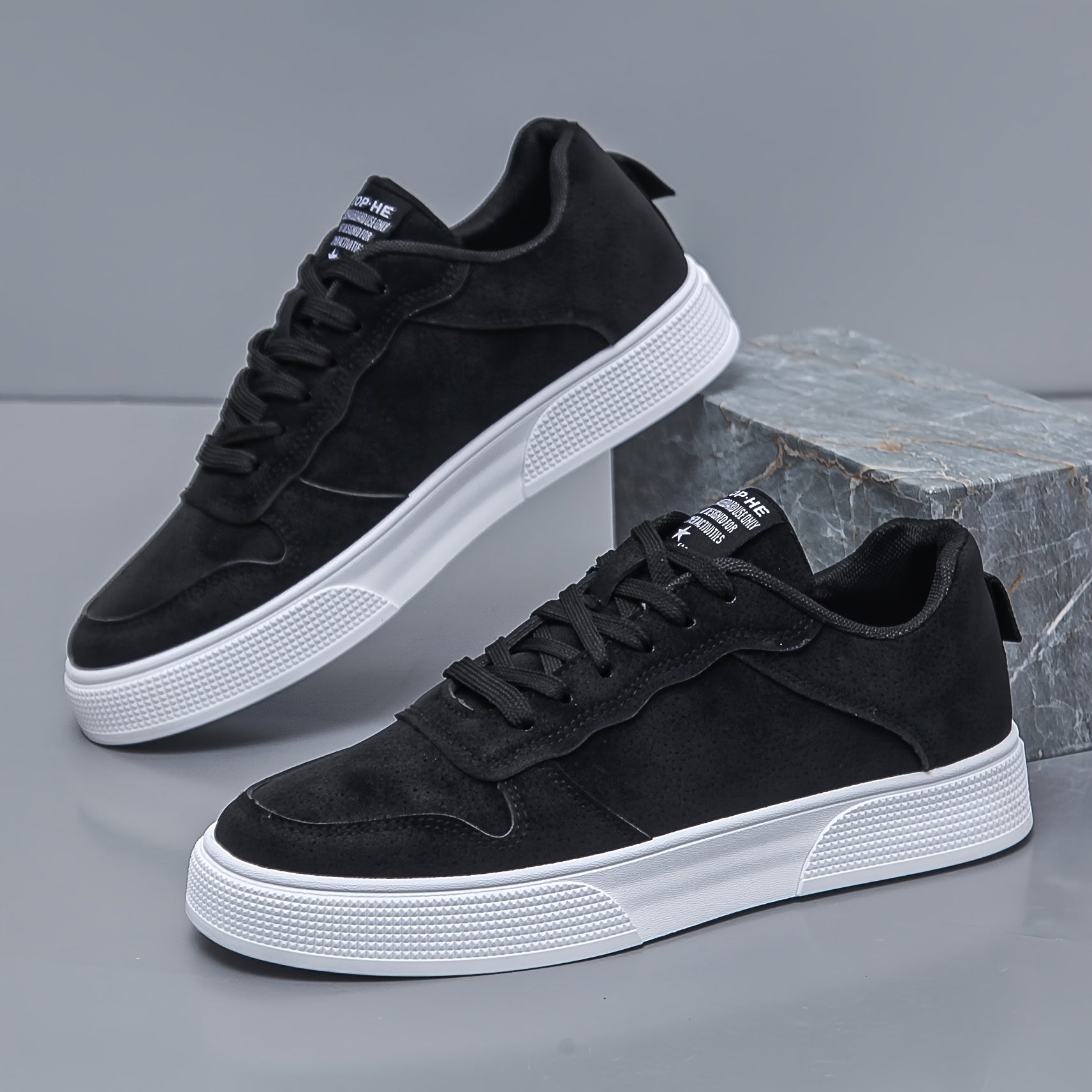 Low-top canvas trainers with rubber sole for everyday wear