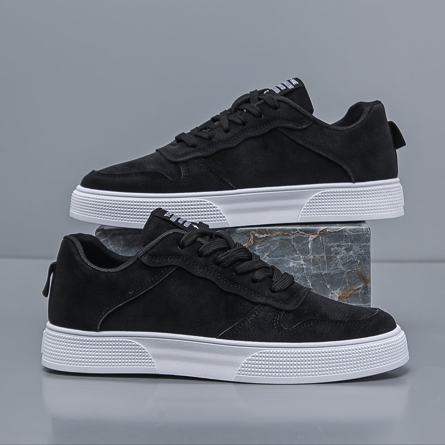 Casual canvas footwear with reinforced toe cap for men