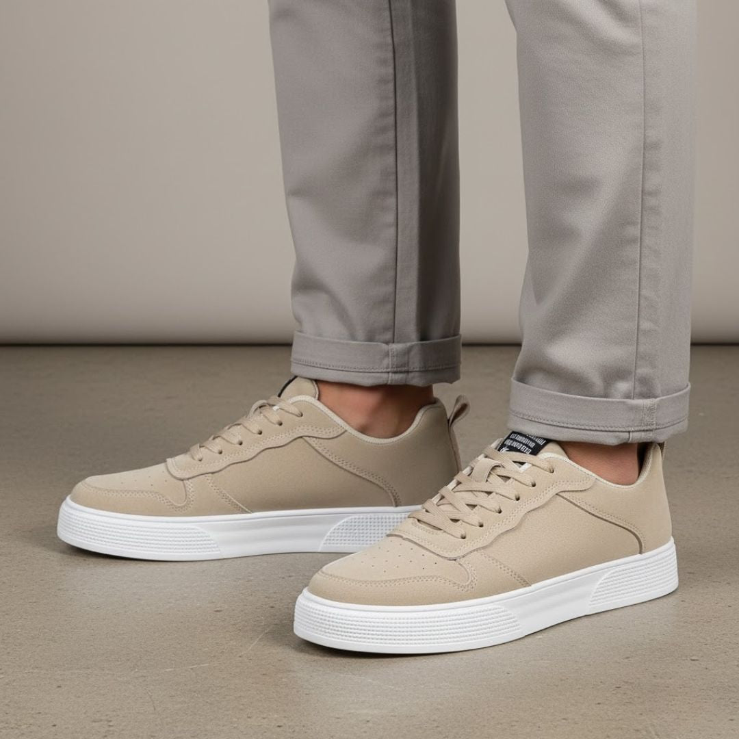 Lace-up canvas shoes with cushioned insole and regular fit