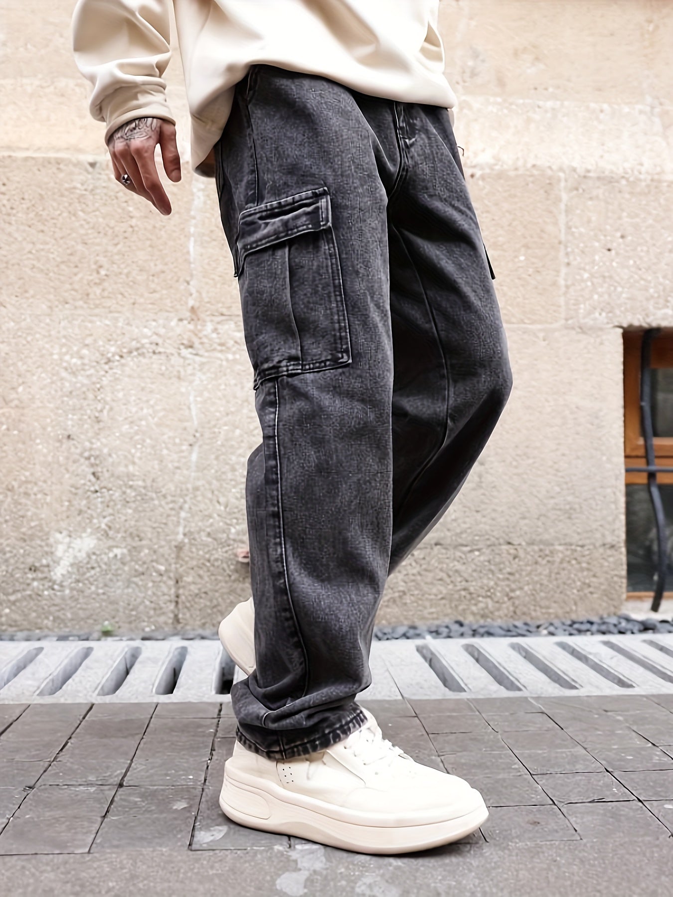 Cotton cargo trousers with utility pockets in relaxed fit for men
