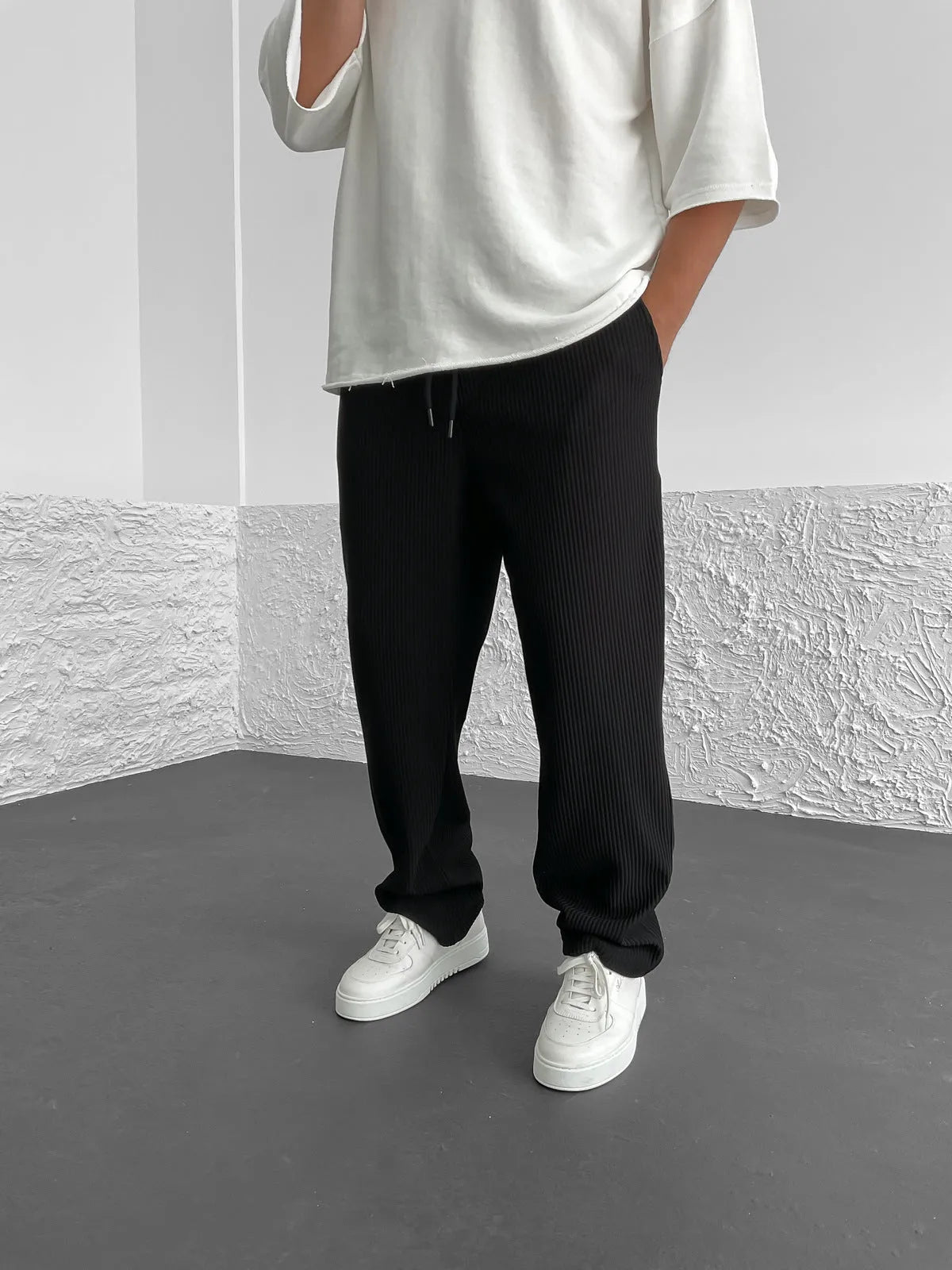 Cotton trousers with drawstring waist in relaxed style