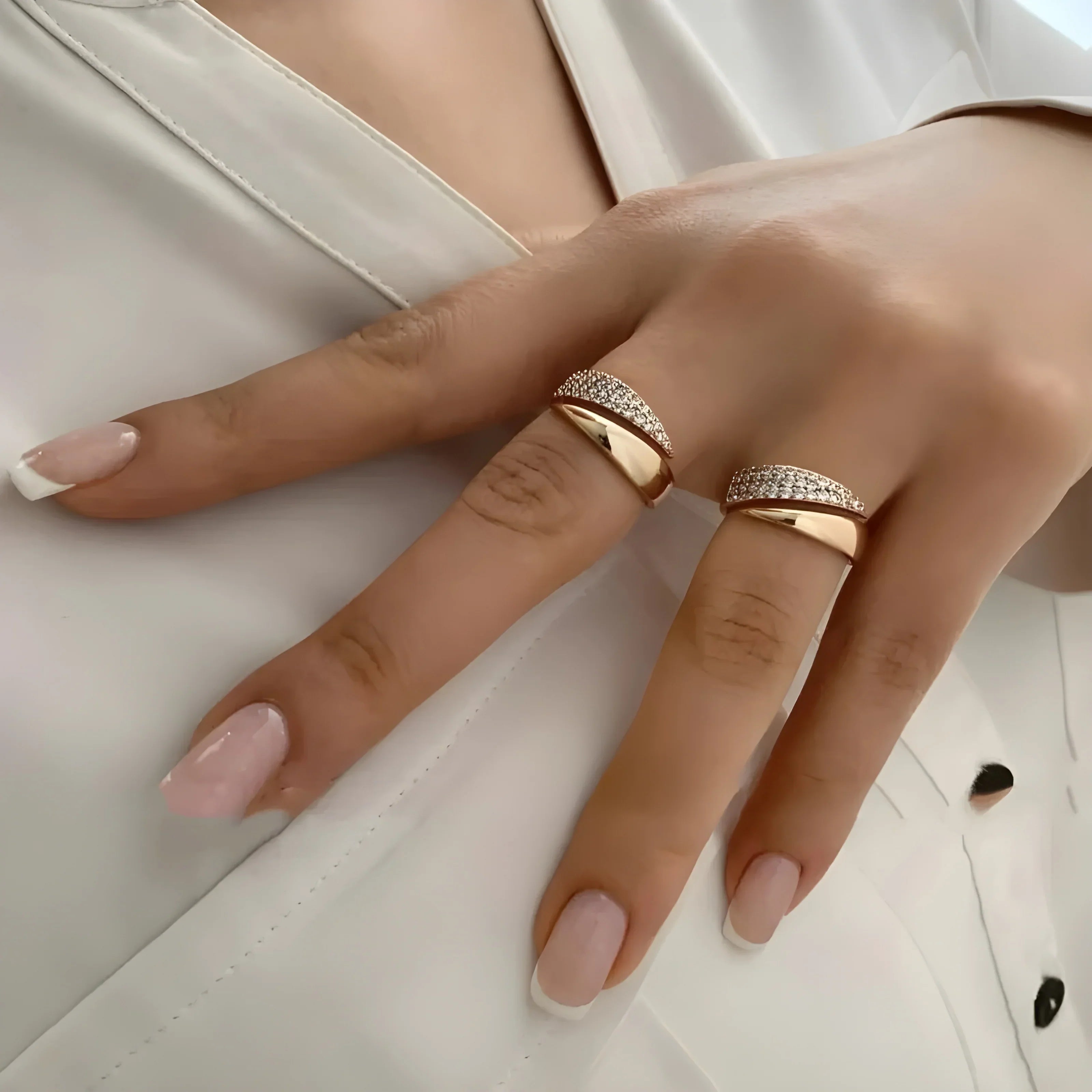 Metal ring with adjustable band for women