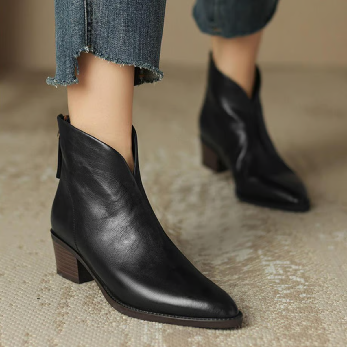 Leather ankle boot with low heel and side zip closure