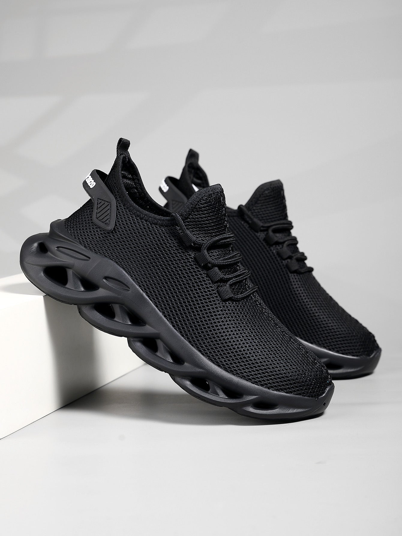 Athletic trainers with breathable mesh upper and cushioned midsole