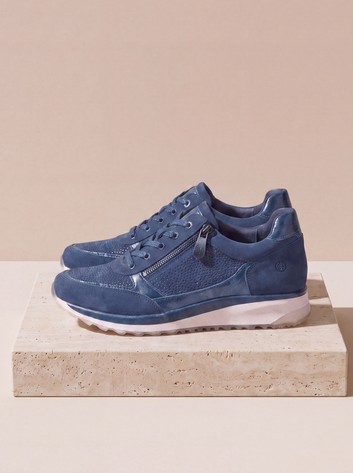 Women's casual lace-up sneakers