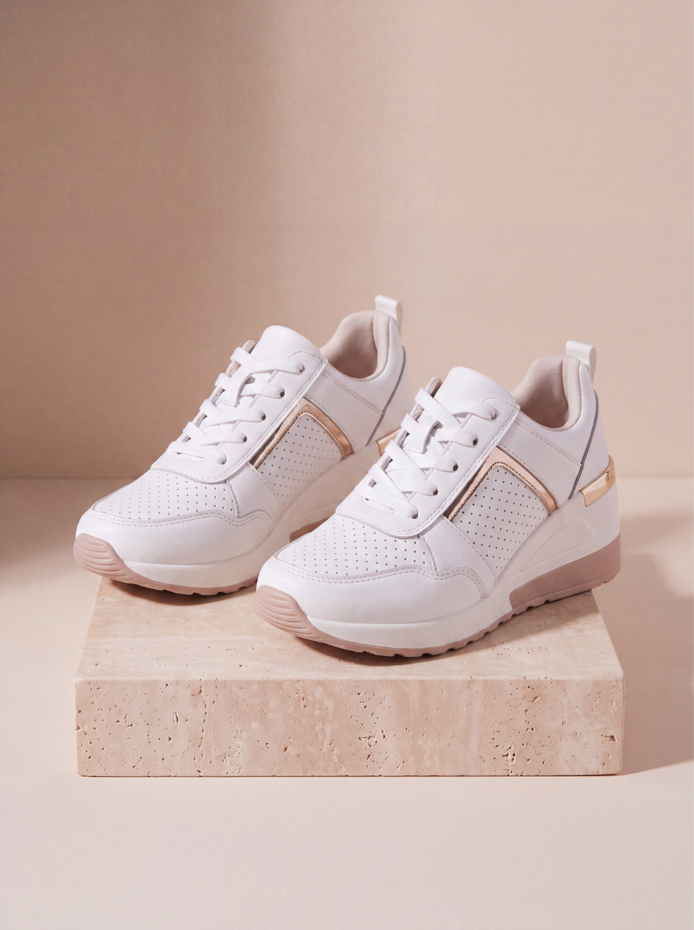 Low-top sneakers for women