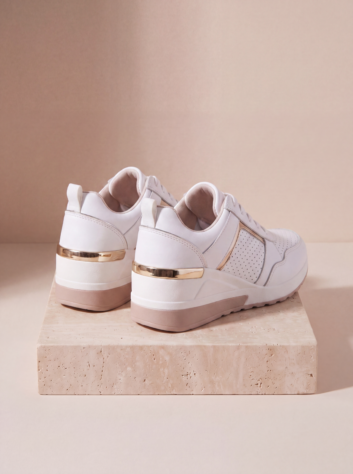 Women's casual sneakers