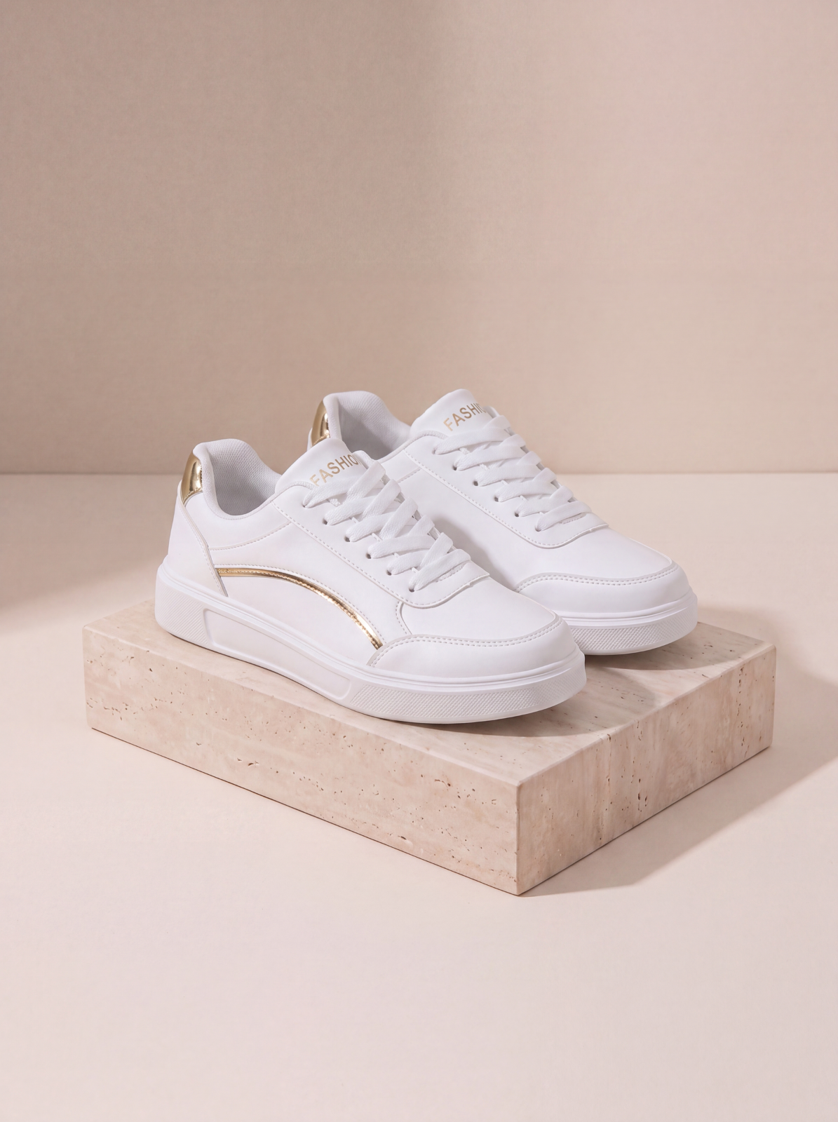 Casual fit sneakers women