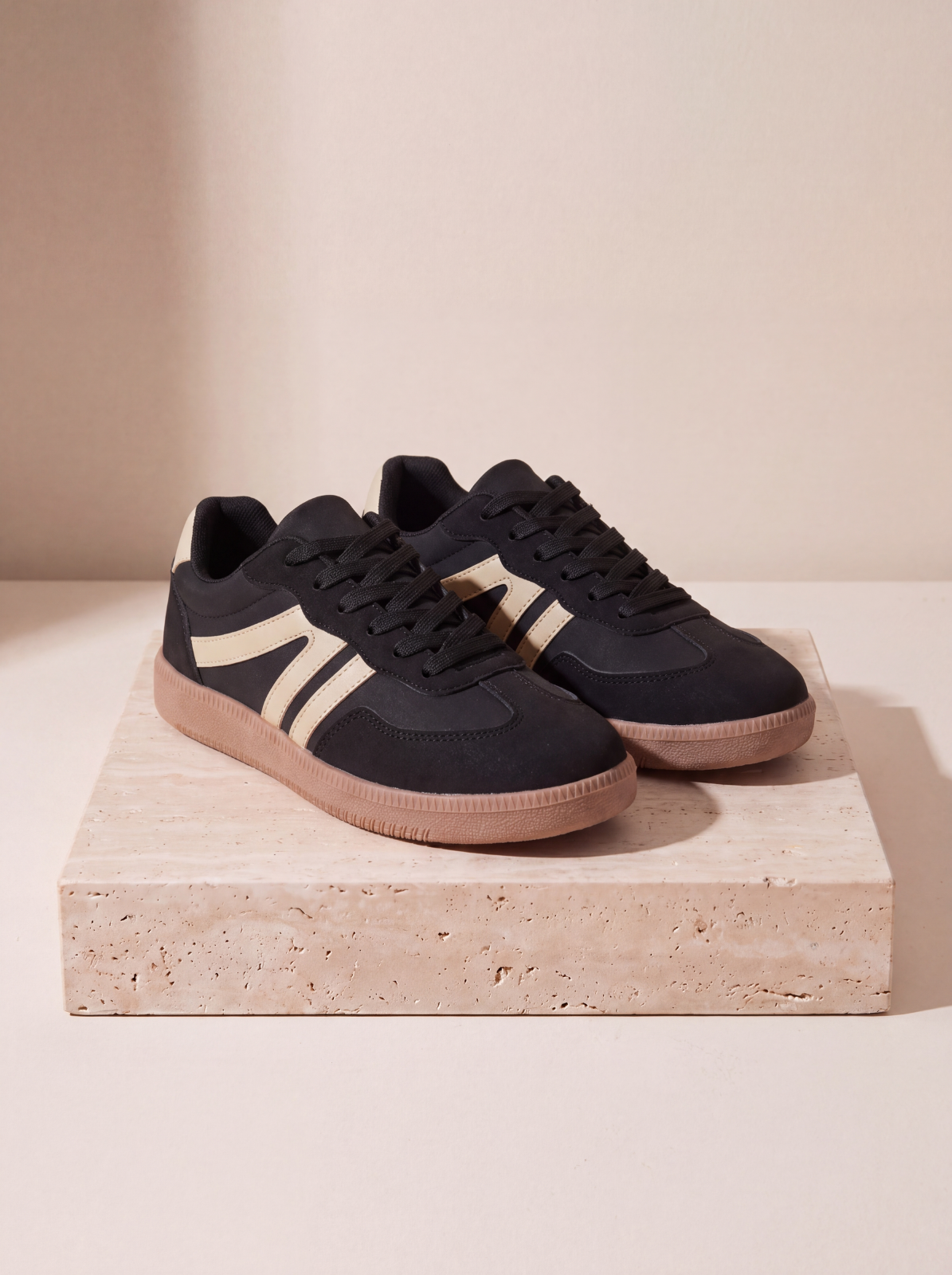 Casual shoes for women