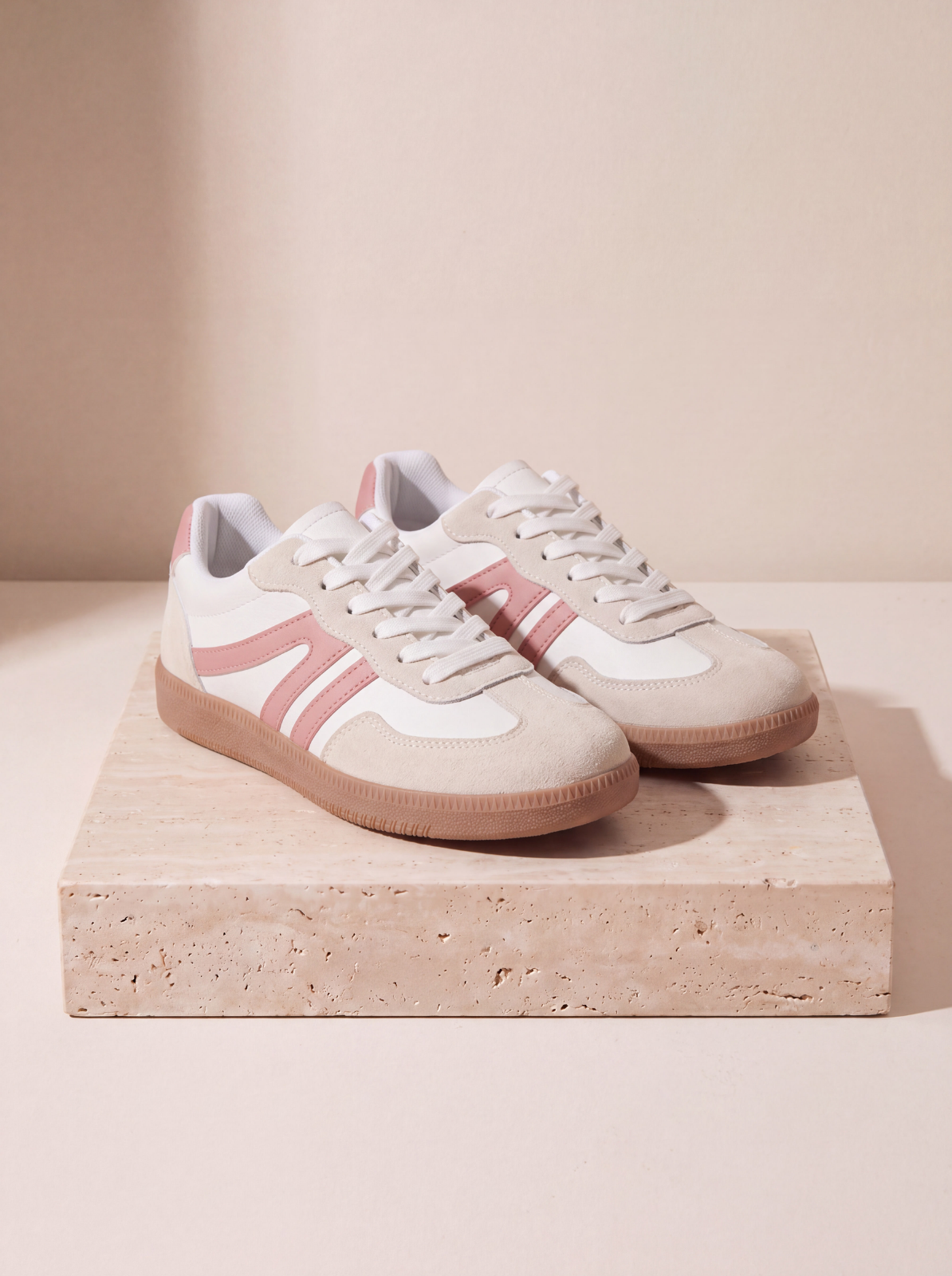 Women's lace-up footwear