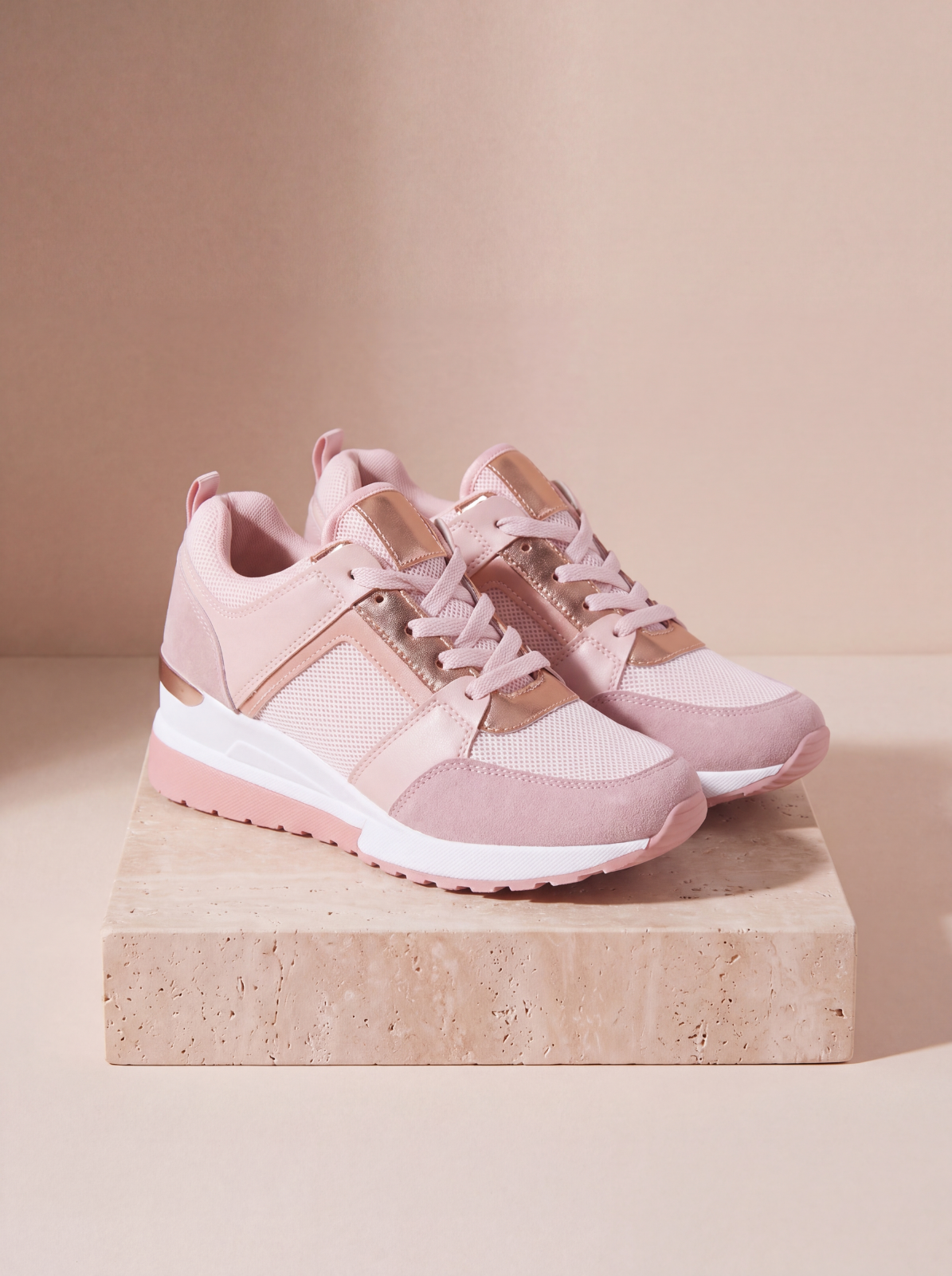 Women's low-top sneakers