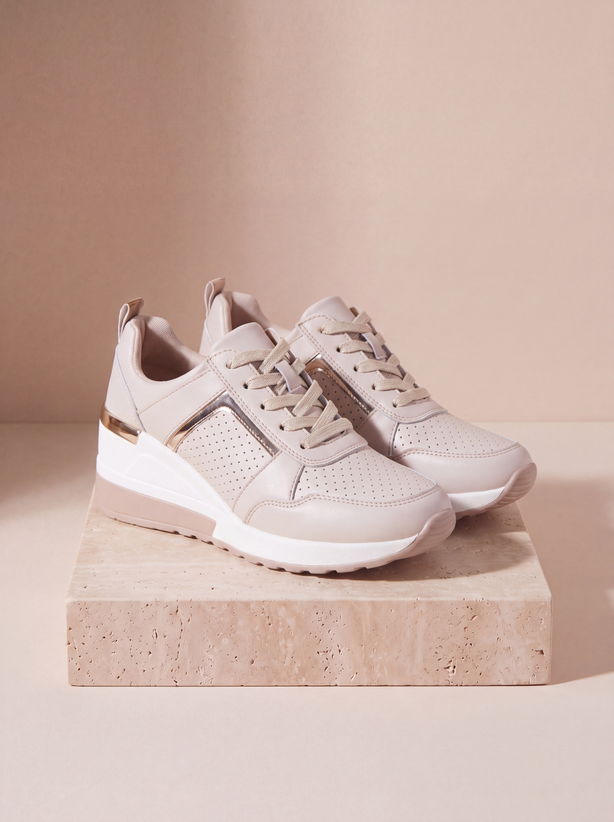 Casual sneakers for women