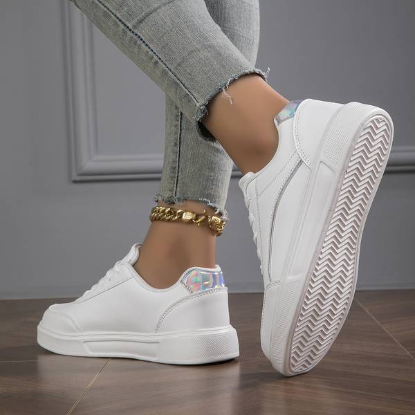 Baskets Blanches avec Détails Métalliques Femme