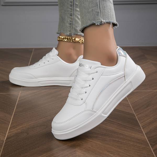 Baskets Blanches avec Détails Métalliques Femme
