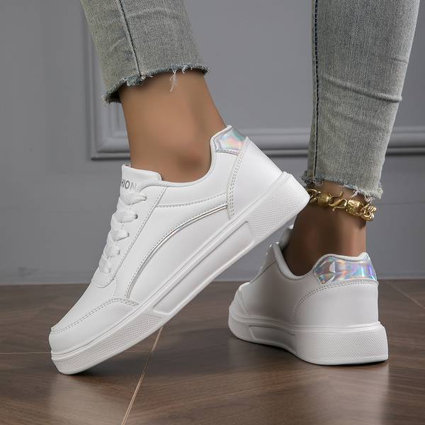 Baskets Blanches avec Détails Métalliques Femme