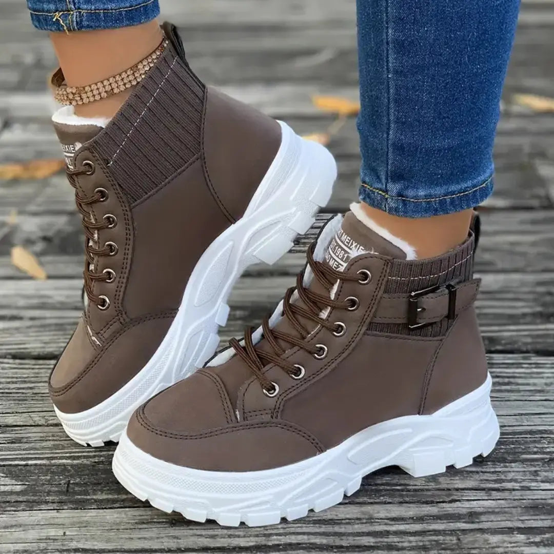 Ankle-height boots with platform sole and lace-up closure for women