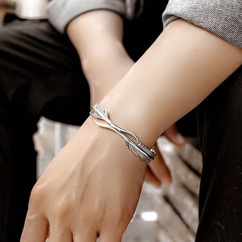 Bracelet Manchette Ouvert à Motif Plume Unisexe
