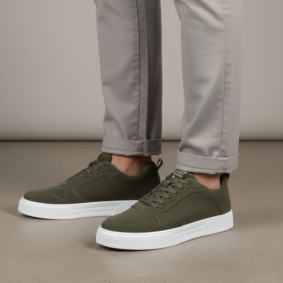 Casual canvas shoes with breathable upper and lace fastening
