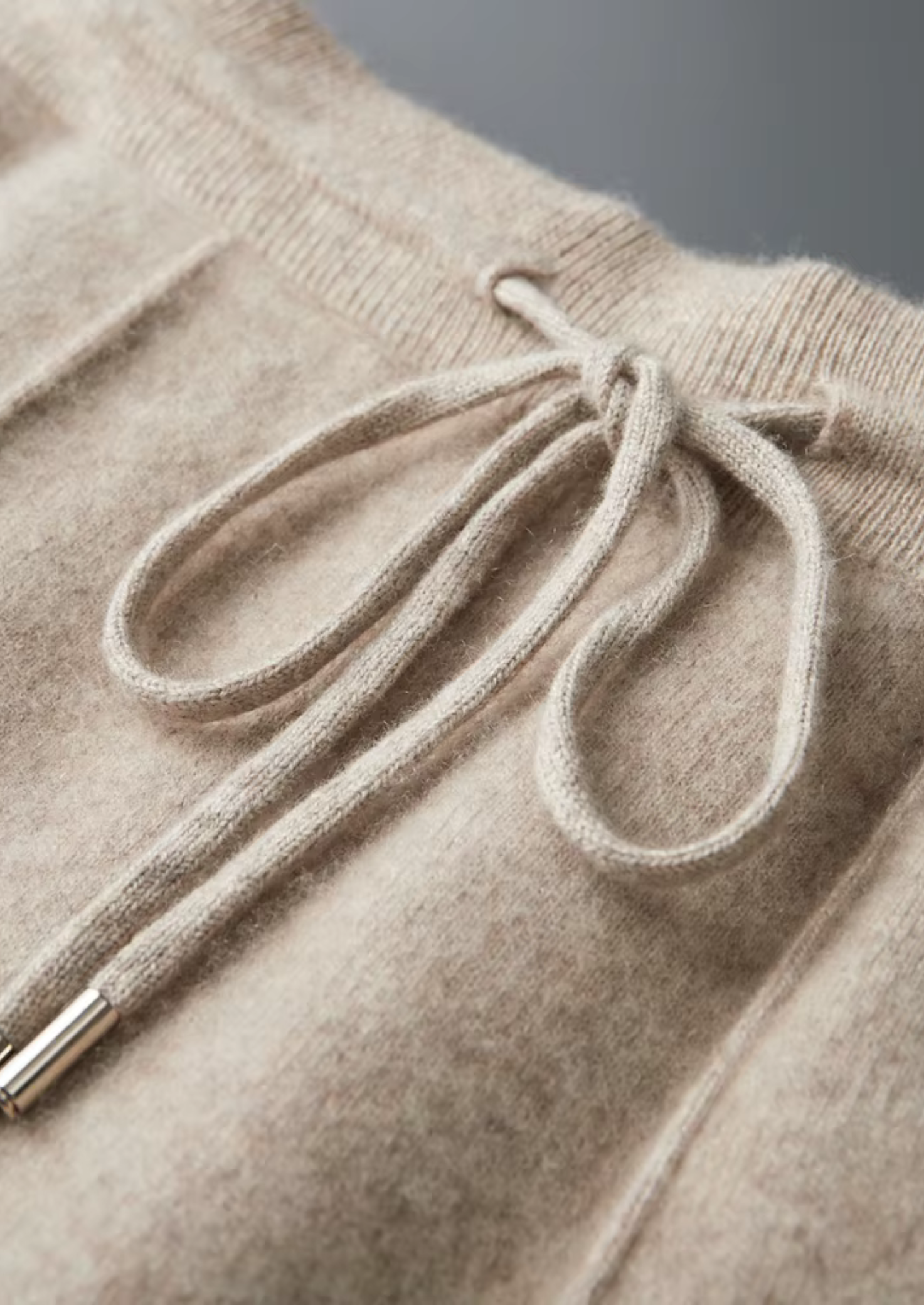 Regular fit cashmere trousers for seasonal styling