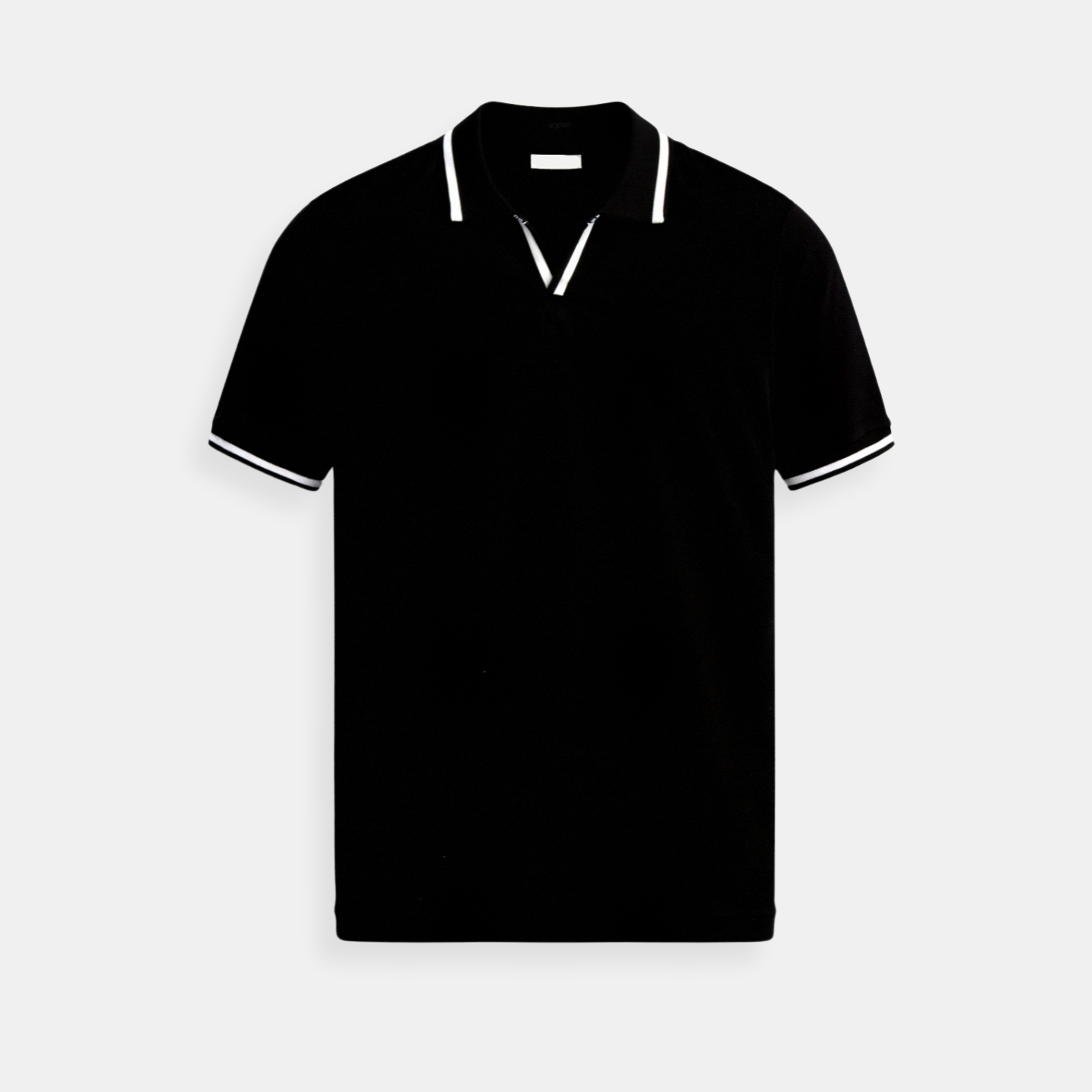 Close-up of contrast trim on the polo collar
