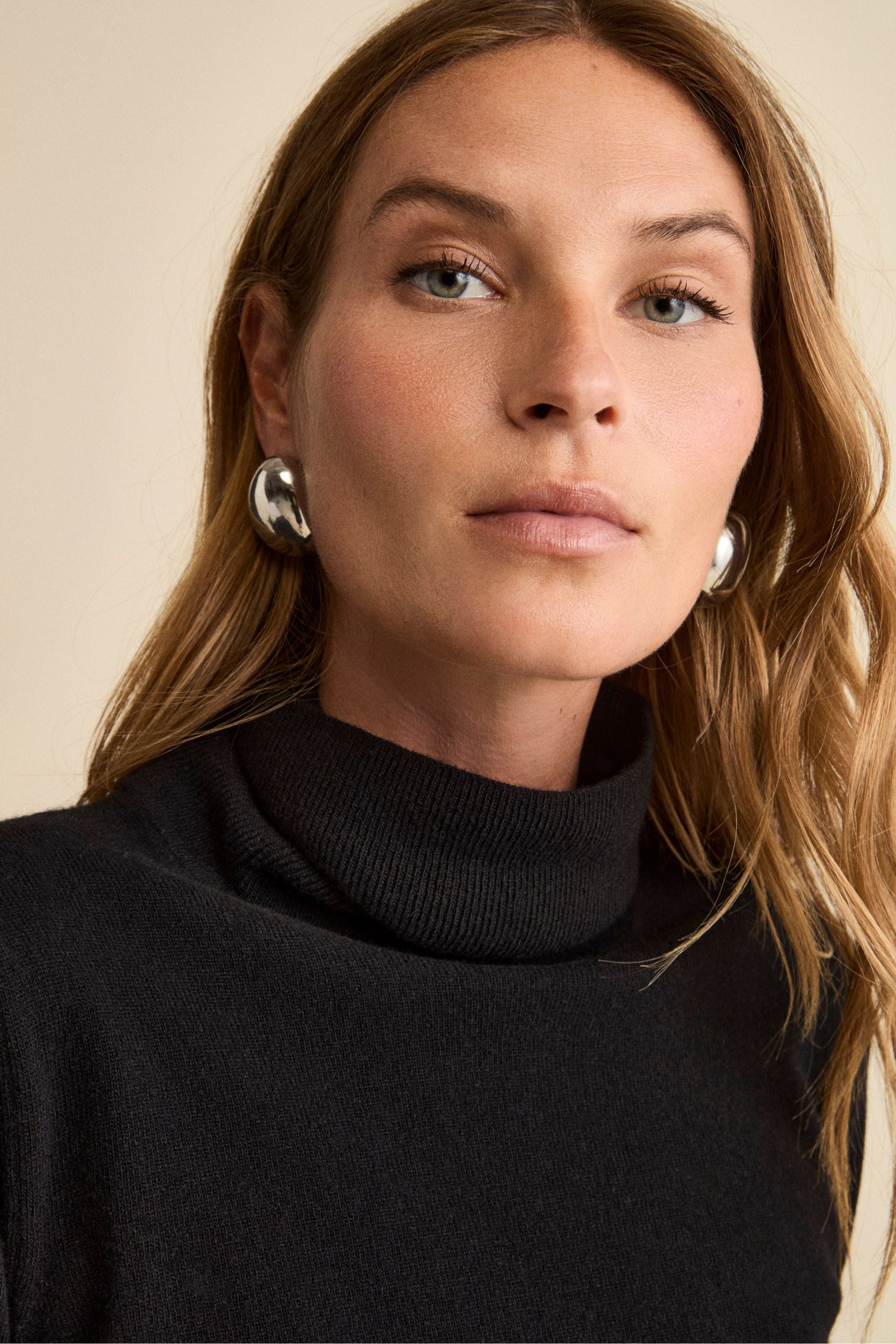 Pull noir à col roulé femme