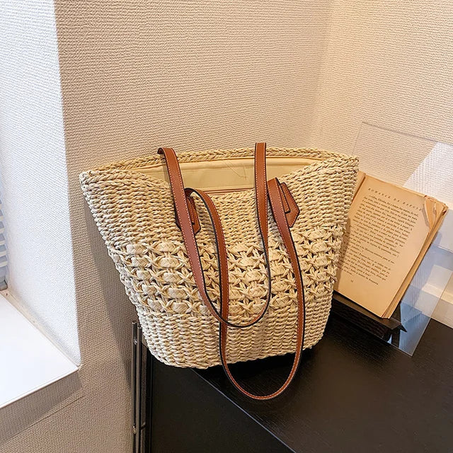 Cotton woven shoulder bag for women in beige with zipper closure – front view