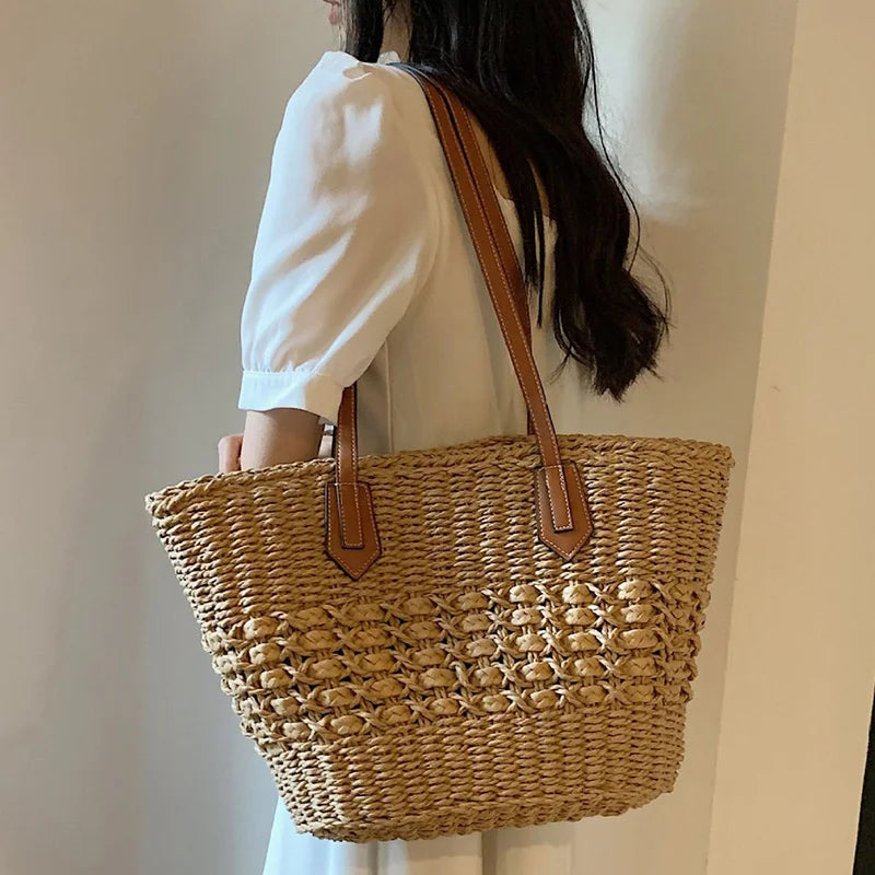Beige woven shoulder bag with structured body and zipper fastening – side angle