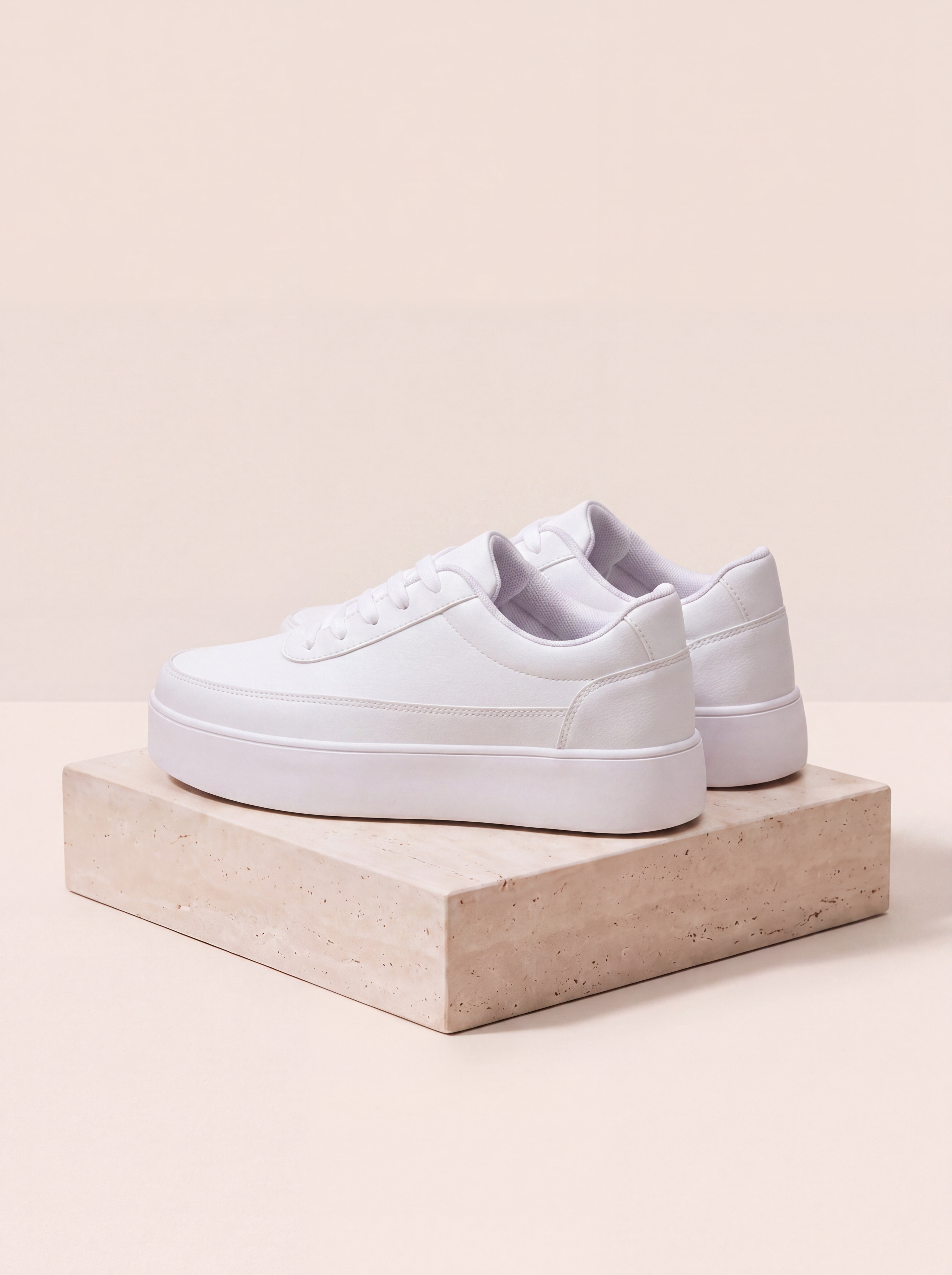 Low-top trainers for men